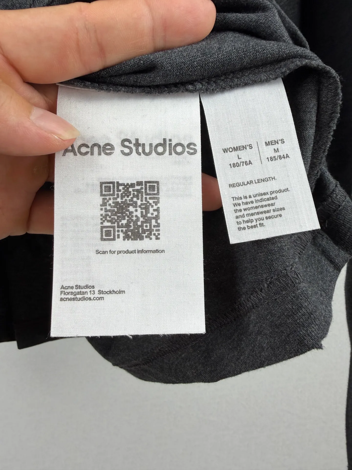ACNE Studios printed graffiti logo distressed long-sleeved T-shirt. Customized air-oxygen soft matt jersey. Smooth and delicate, comfortable and skin-friendly. Cream White background. Retro luxury hidden in the distressed texture. Relaxed and high-end. The front and back are engraved with flame gothic fonts. Acne Studios' dark subculture edge flows naturally. Hand-carved holes and worn details reproduce the wild texture accumulated over time. The elegant collision of Nordic minimalist style and street rebellious spirit is interpreted to the extreme. Process 1: Adopt glue printing process. The printing is modified three times by the film screen. Use glue liquid paint to print the pattern on the fabric. Bake the fabric to fix the printed pattern. Process 2: Many parts of the body are worn by pure artificial regular positioning and hand brushing marks. Add texture and depth to the surface of the clothing to imitate the texture of natural wear. Process 3: The fabrics are fermented and washed, giving a better hand texture and not easy to deform. Not easy to shrink, not easy to fade, maintain long-term beauty Accessories: Customized 1:1 Acne trademark Version: Loose version Size: S M L XL